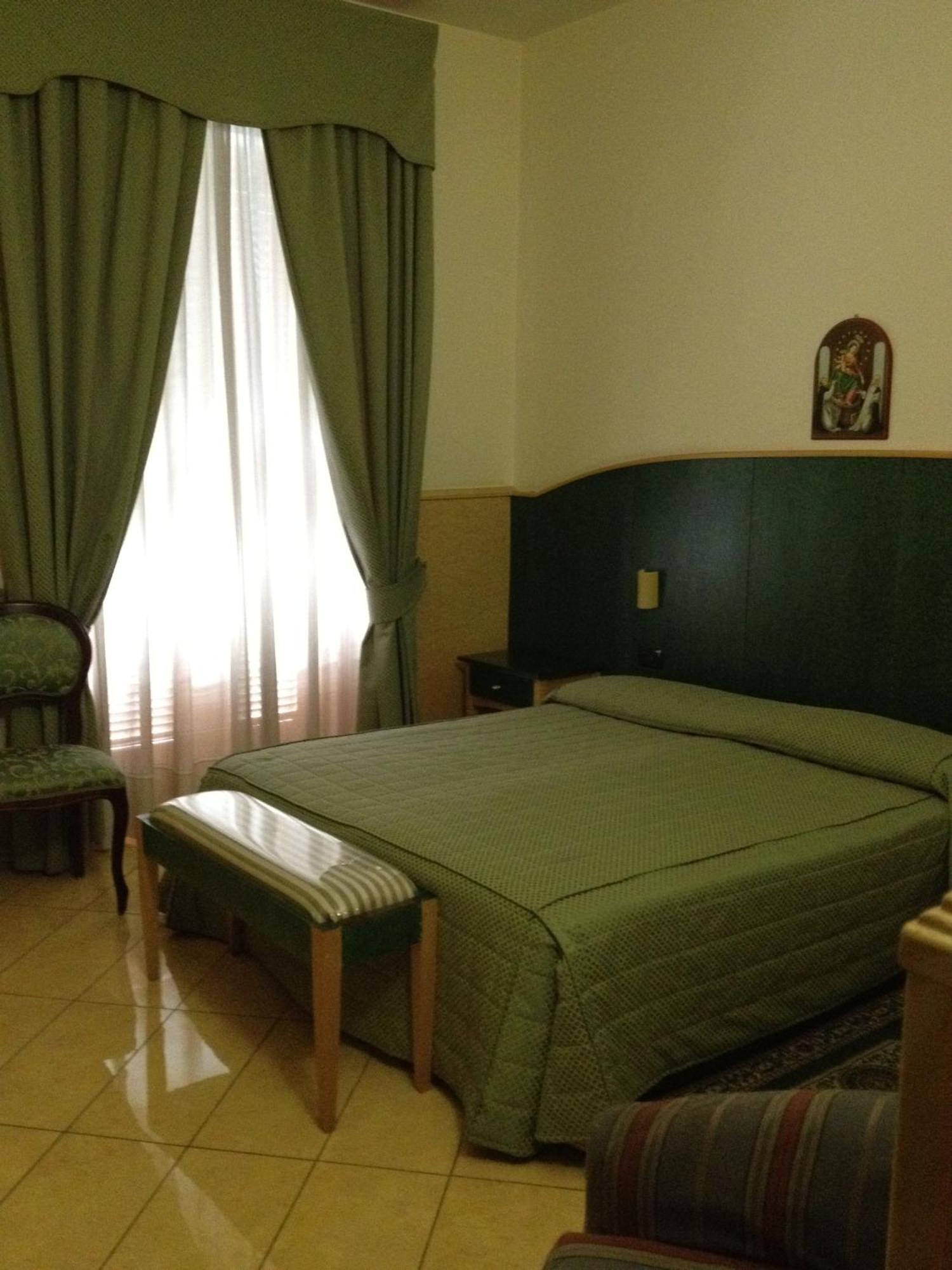 Hotel Ristorante Amitrano Pompei Bagian luar foto